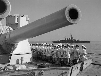 L'equipaggio della corazzata Warspite osserva l'arrivo della flotta italiana a Malta, 1943