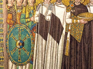 Mosaico dell'abside della Basilica di San Vitale. Corte dell'imperatore Giustiniano con l'arcivescovo Massimiano di Ravenna e altri tre ecclesiastici alla sua destra, e due funzionari di corte e le sue guardie alla sua sinistra. Ravenna, Emilia-Romagna, Italia