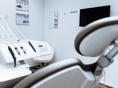Sui dentisti grava l’esposizione agli inquinanti ambientali specifici che l’ambulatorio odontoiatrico riserva ai suoi operatori abituali