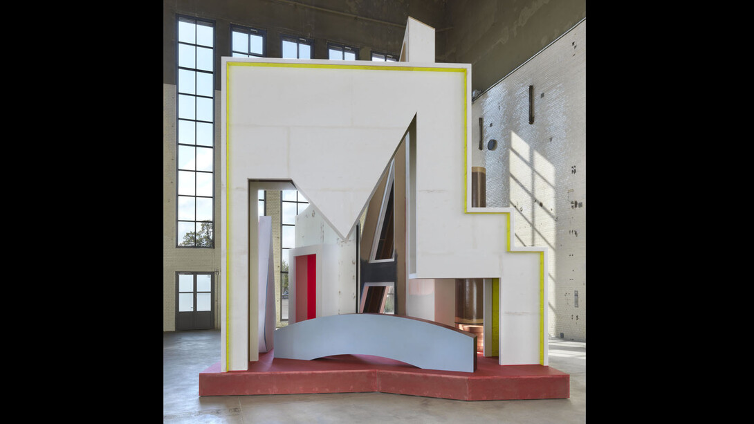Exhibition view "Plateau mit Halbfigur“, Photo: Jens Ziehe, © Thomas Scheibitz / VG BILD-KUNST, Bonn, 2018