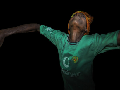 Burkina Faso – Donna che danza durante il Festival delle Maschere di Foglie nella regione di Houndé