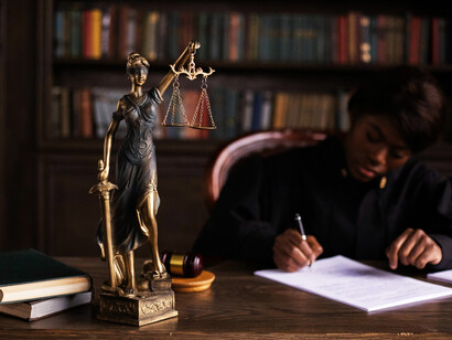 La implementación efectiva del LC requiere un esfuerzo conjunto de legisladores, jueces, abogados y funcionarios judiciales, así como programas de formación continua en comunicación clara y redacción accesible