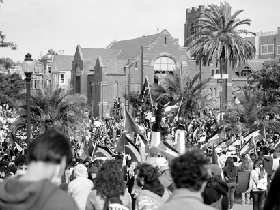 A livello globale, il conflitto ha alimentato proteste, polarizzando l'opinione pubblica, con forti dibattiti sulle violazioni dei diritti umani, la legittimità delle azioni militari e le implicazioni geopolitiche della regione