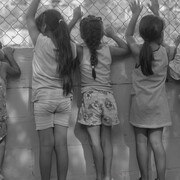 Lisa Elmaleh, Five girls watching life outside of the shelter, House of Mercy, Nogales, Sonora, Mexico (Cinco niñas viendo la vida fuera del Albegue, Casa de la Misericordia, Nogales, Sonora, México), 2024. Courtesy of Etherton Gallery