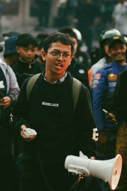 Manifestantes tomando las calles de Bandung, Indonesia, reflejando el llamado a la independencia y la autodeterminación entre las naciones