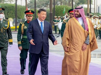 Mohammed bin Salman Al Saud walking and listening to Xi Jinping