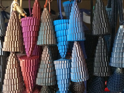 Coni colorati, cartoncino ondulato