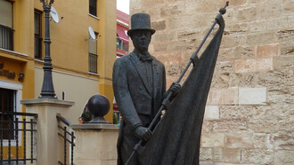 Estatua en honor al Caballero Cubierto, figura de especial tradición de la Semana Santa de Orihuela, Comunidad Valenciana, España