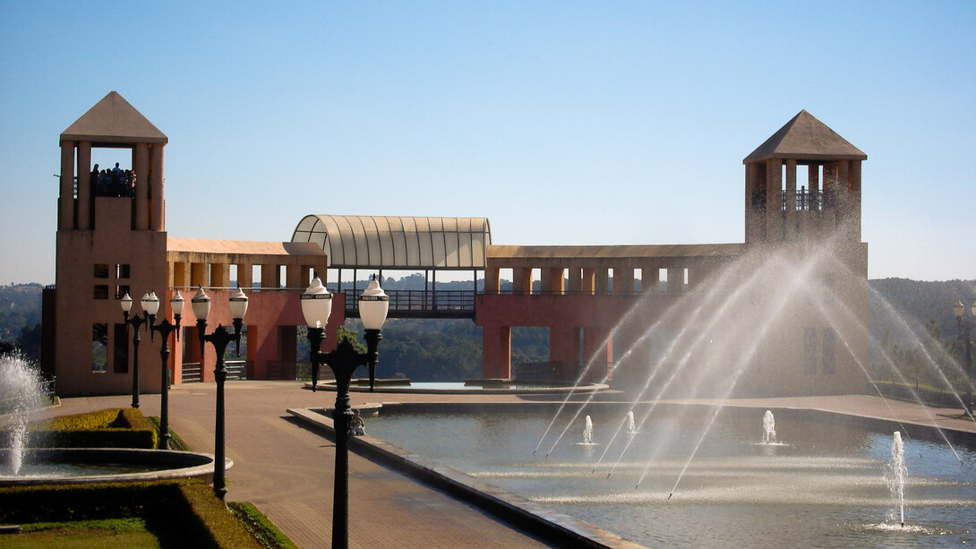Curitiba, uma capital sustentável, oferece uma mistura única de atrações históricas, culturais e naturais. com parques exuberantes, praças charmosas e uma gastronomia diversificada, a cidade é um convite ao bem-estar e à descoberta. Parque Tanguá, Curitiba, Brasil