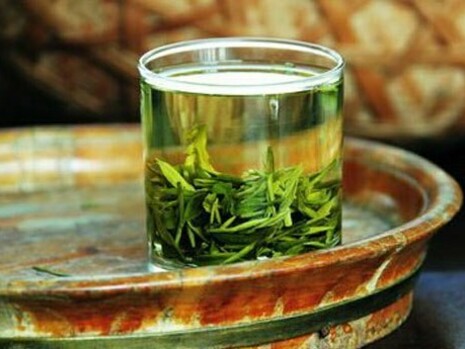 Un sorso di Tè Longjing, ideale per chi cerca concentrazione