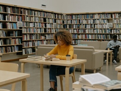 A pesquisadora moçambicana Ana Mafalda Leite (2013) escreve que a crítica pós-colonial se propõe a combater as visões de mundo dos temas imperiais. Essa função é assumida pelos autores africanos que, mesmo antes da independência das colônias, já produziam uma literatura de contornos pós-coloniais, demonstrando o quanto tal perspectiva não se limita a um marco cronológico designando a literatura dos países independentes, mas se assume como uma área de estudo a fim de discutir, como afirma Leite “os efeitos culturais da colonização”