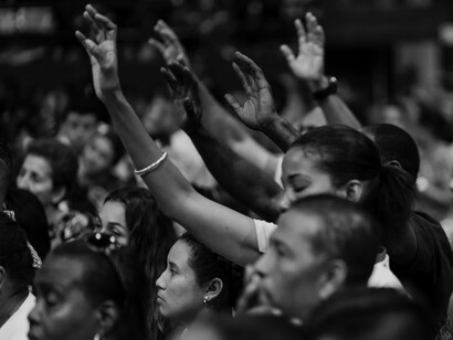 Un gruppo di persone si riunisce per pregare