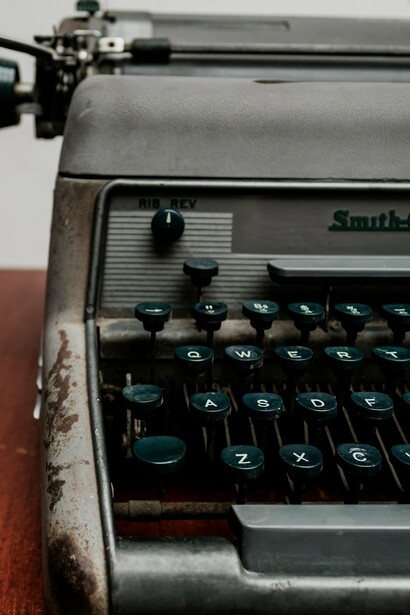 A neurociência sugere que o toque e a presença física reforçam memórias autobiográficas. Assim, mesmo sem uso, muitos objetos servem como âncoras emocionais. São, de certo modo, próteses da lembrança — pequenas garantias de que fragmentos da nossa história não se dissolverão no esquecimento