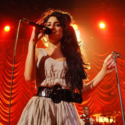 Amy Winehouse, cantante y compositora británica de diversos géneros musicales, principalmente jazz, rhythm and blues, soul y ska