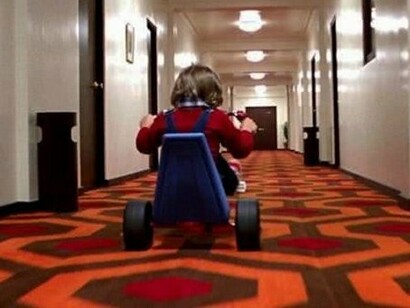 Danny Torrance, o jovem com dons psíquicos, é outro exemplo claro da dualidade do filme. Ao contrário de seu pai, Danny tem uma percepção aguçada do que acontece no hotel e se comunica com seu amigo imaginário, Tony, que o orienta e o adverte sobre os perigos do lugar. A relação de Danny com Tony é uma representação da sua luta interna, sendo o único capaz de compreender as forças sobrenaturais e o terror que se desenrola no Overlook