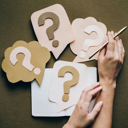 El pensamiento abstracto nos permite concebir ideas que trascienden lo literal, como teorías científicas o principios éticos
