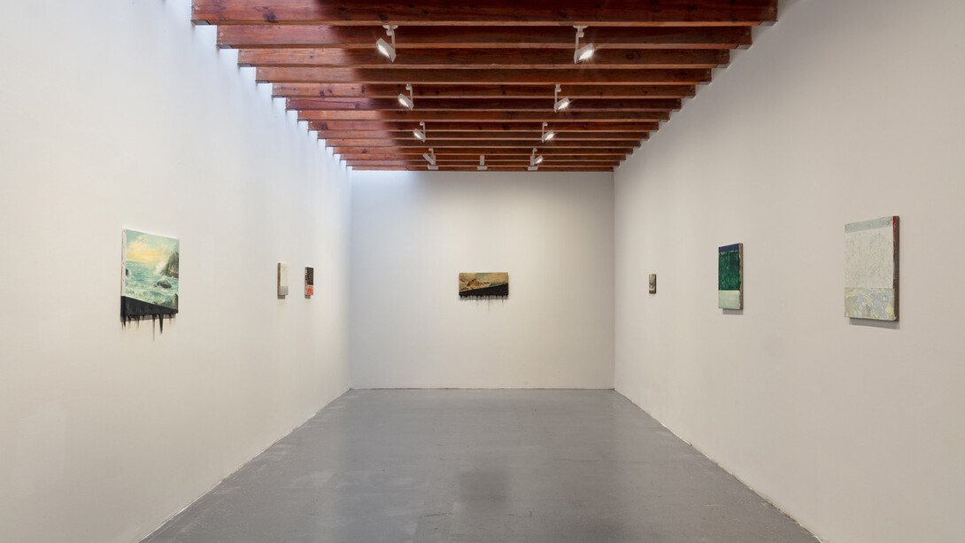 Minerva Cuevas y Thiago Hattnher, horizontes, vista de exhibición. Cortesía de kurimanzutto