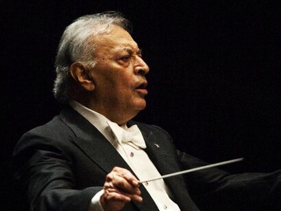 La singolare sequenza dei brani dei "Carmina Burana" pervade con eleganti e lunghe note melodiche, alternando momenti malinconici e incalzanti in cui la musica emerge con forza trionfale