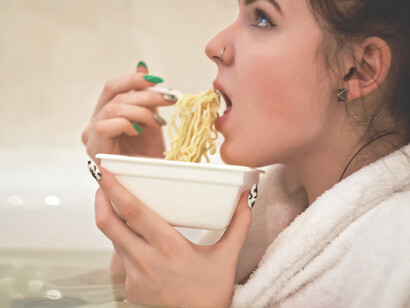 Charles Spence habla del sazón sónico, ya que la música nos provoca sensaciones y nos hace reaccionar de determinada manera ante la percepción de los sabores