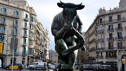 El Toro Pensador de Josep Granyer i Giralt adornando La rambla de Catalunya. La calle más icónica de Barcelona, de 1350 metros de longitud, con una sección transversal de 25 metros, donde predomina el paseo central y bordeada de pisos señoriales en edificios históricos neoclásicos y modernistas