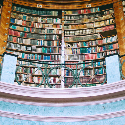 A arquitetura contida nas histórias, também chamada de espaço narrativo, é proposta pelo autor, mas desenvolvida e finalizada pelo leitor. Interior da biblioteca de Pannonhalma, na Hungria