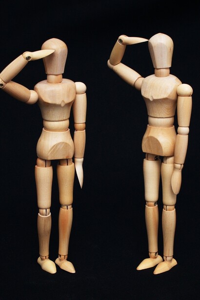 Manichini in legno che fanno il saluto militare