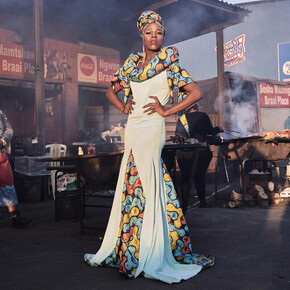 Ritratti Portraits
2° premio Soggetti singoli
Lee-Ann Olwage Sudafrica
Belinda Qaqamba Ka-Fassie, artista drag e attivista, posa di fronte a un shisanyama, uno spazio in cui le
donne della comunità cucinano e vendono carne, a Khayelitsha, una piccola città situata sulle Cape Flats,
vicino a Città del Capo, Sudafrica.
Belinda, la fotografa e altre persone di colore, queer, transgender e sostenitori della non conformità di
genere hanno collaborato in un progetto per decolonizzare ed individuare un modo del tutto africano per
esprimere la cultura drag. Lo scopo era anche quello di porre l'attenzione sul bisogno della comunità lesbica,
gay, bisessuale, trans, queer (LGBTQ+) africana di trovare la propria identità indipendentemente dal loro
background e di rivendicare lo spazio pubblico in una comunità in cui sono soggetti a discriminazione,
vessazioni e violenza. La discriminazione fa parte della vita di tutti i giorni per le persone LGBTQ+ nelle piccole
città come Khayelitsha, in particolare negli spazi pubblici.