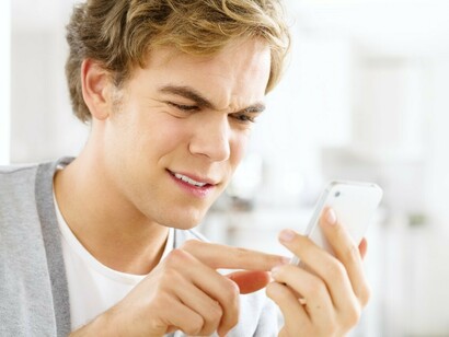 Un chico chateando desde su móvil