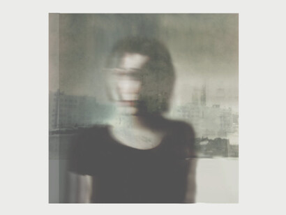 Al final, en una fotografía polaroid tomada frente a un espejo, apareció el rostro de Esperanza