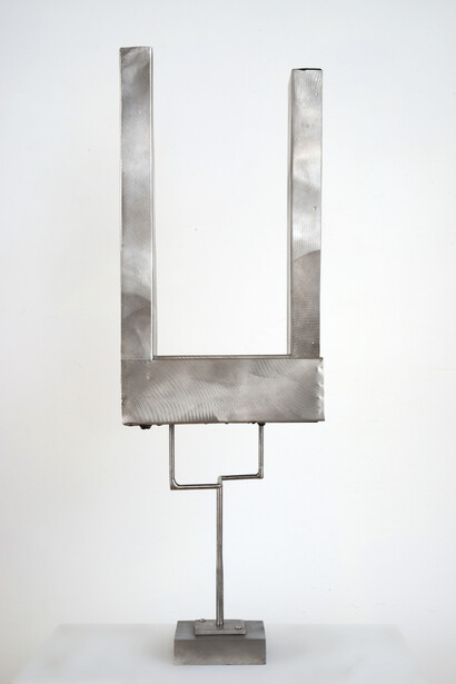George Rickey, Conversation – Mondrian Meets Malevich, 1990, stainless steel, edition 2/3, 76.2 x 24.1 x 20.3 cm. Courtesy of Marlborough Fine Art