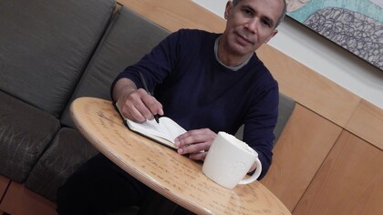 Edgar Borges en una cafetería de Madrid