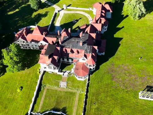These houses represent the Gilded Age—a time of enormous wealth inequality in the U.S., when industrial families like the Vanderbilts built lavish homes to display their status