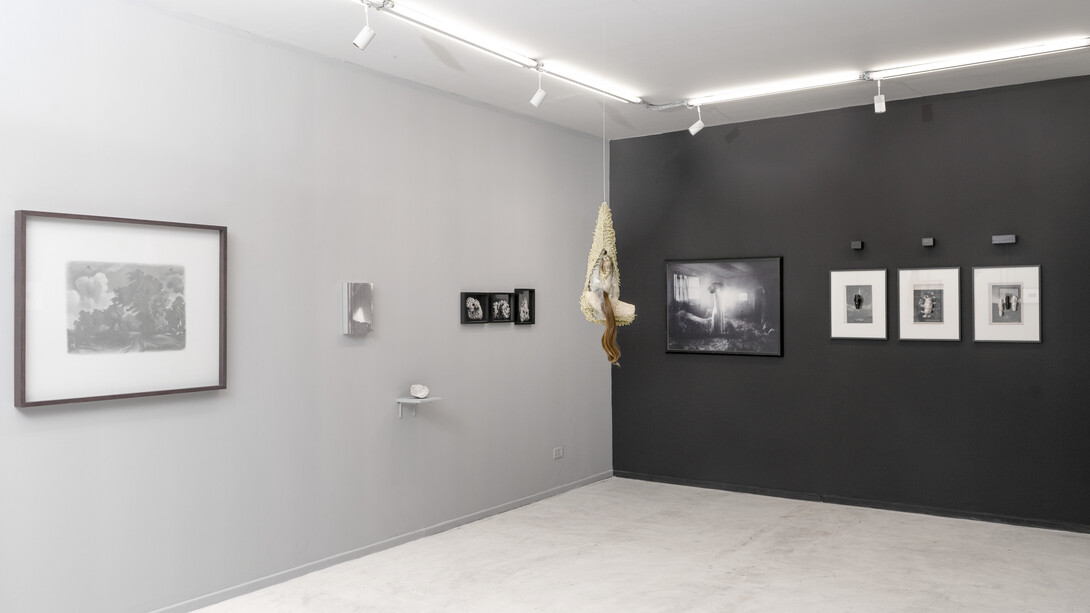 Varios artistas, Obras amigas vol.5. Incluso el Apocalipsis es fugaz, vista de exhibición. Cortesía de Quimera Galería