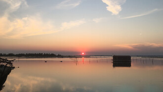 Tramonto nella laguna verso l'entroterra non lontano dalla città di Adria