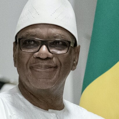 Ibrahim Boubacar Keïta. élu à la présidence de la République du Mali en 2013, il est réélu en 2018. Lors du coup d'État de 2020, il est arrêté par une garnison de militaires, ainsi que le Premier ministre Boubou Cissé et plusieurs hauts responsables politiques.