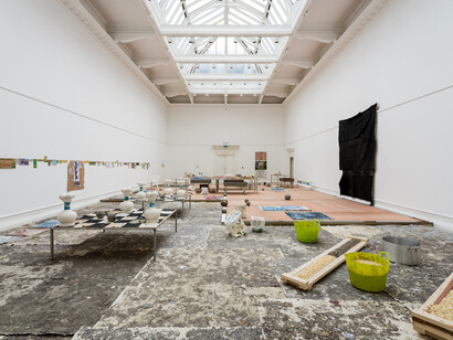 Vue de l’exposition / Exhibition view: Oscar Murillo, if I was to draw a line, this journey started approximately 400km north of the equator, 2013. Exposition à la South London Gallery. Photo: Mark Blower. Courtesy the artist and Marian Goodman Gallery, Paris