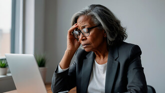 Mulher lendo comentário de ódio na internet. A crescente polarização da Internet e o aumento significativo dos discursos de ódio leva ao aparecimento de um fenómeno curioso: a cultura do cancelamento