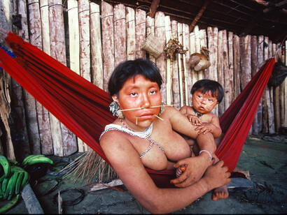 Mujer Yanomami con su hijo
