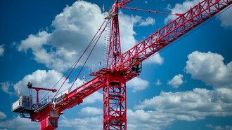 Dopo una guerra, la necessità di ricostruire le infrastrutture distrutte porta spesso a un boom economico, sostenuto da investimenti pubblici e privati