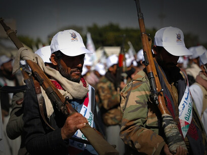 Desde 2015, los hutíes han estado luchando en la actual guerra civil de Yemen contra la intervención liderada por Arabia Saudita, que busca establecer un control territorial total por parte del gobierno reconocido internacionalmente dentro de Yemen