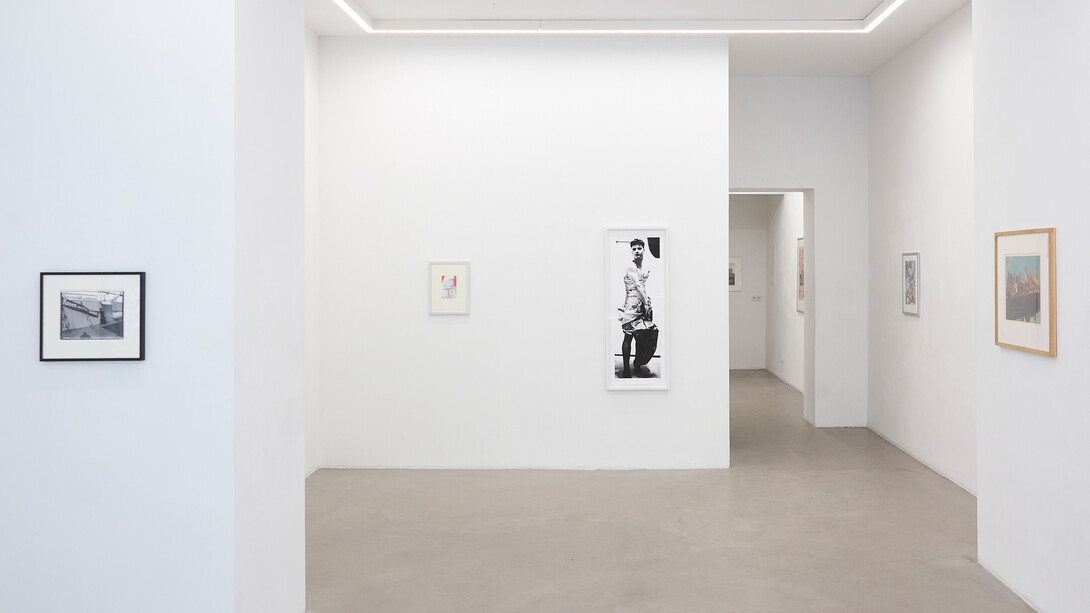 Verschiedene künstler:innen, Rosen aus dem süden: ausgewählte werke aus berliner artotheken, ausstellungsansicht. Mit freundlicher genehmigung der Galerie Russi Klenner