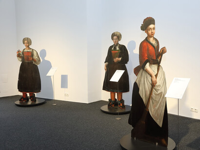 Die Ober­österreicherin. Dirndl. Kleid, ausstellungsansicht. Mit freundlicher genehmigung des Schlossmuseums Linz