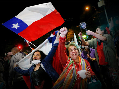 Ciudadanos celebran los resultados de la elección para el Consejo Constitucional en Santiago de Chile