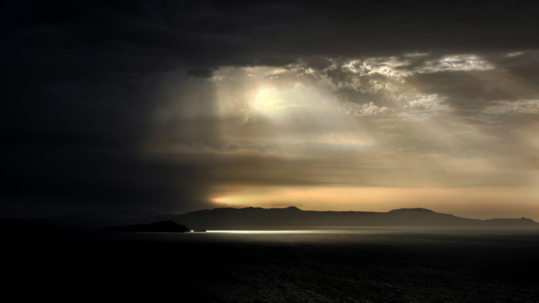 La luz necesita la oscuridad para existir: lo que vivimos y llamamos «luz» es un fenómeno que ocurre en ausencia de esa misma luz que tanto nos ha servido para sobrevivir