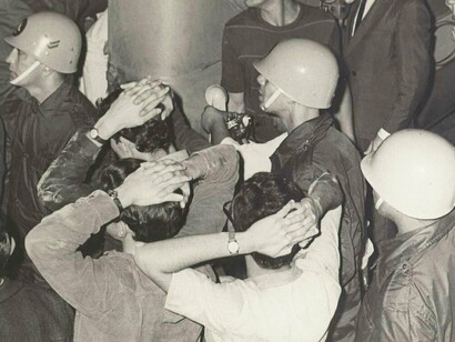 Estudantes presos em manifestação contra a ditadura militar no Brasil, 1968. Decisões atuais sobre a punição ou Anistia aos golpistas do ato de 8 de janeiro em Brasília nos lembram de Anistias anteriores que tornaram impunes atos criminosos como os relatados no filme e que seriam repetidos, caso o Golpe fosse bem sucedido