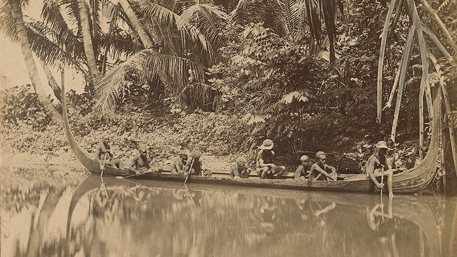 Pirogue de guerre à la chasse aux têtes dans un fleuve de Bambitani, Comte Rodolphe Festetics de Tolna (1865-1943),
Photographie prise sur l’Île de Choiseul, 1895 © musée du quai Branly