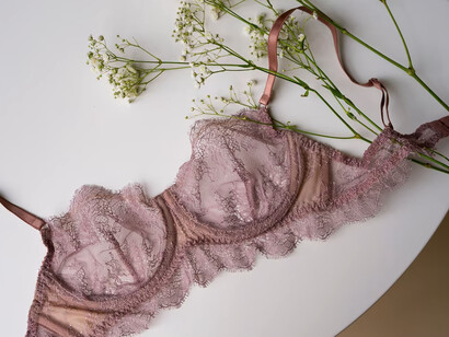 —Hablábamos de la ropa señor...  
—Sí, prosigamos la conversación. Su ropa interior, señorita, ¿cómo es?  