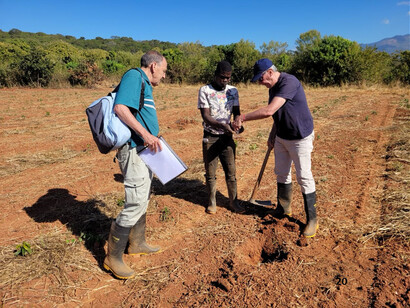 Tras la construcción de las infraestructuras, pasar a un trabajo de mejora de las variedades vegetales y de las razas de animales de granja, para reforzar adaptación y productividad