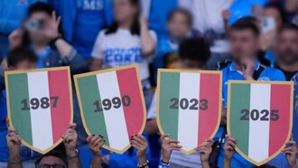 Con il quarto scudetto conquistato nel 2025, il Napoli consolida la sua presenza nell’élite del calcio italiano, dimostrando che il trionfo del 2023 non è stato un caso isolato, ma l’inizio di un ciclo vincente