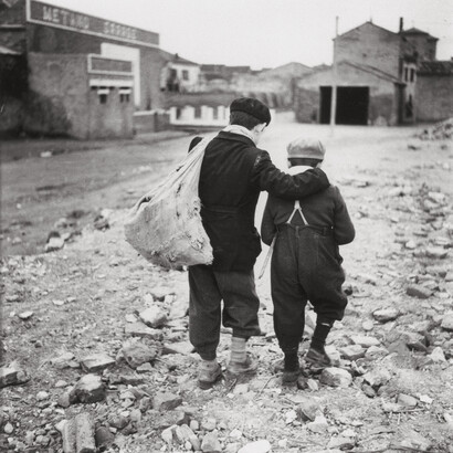 Enrico Pasquali, Bambini, periferia di Comacchio, Emilia Romagna, 1955, © Eredi Enrico Pasquali
